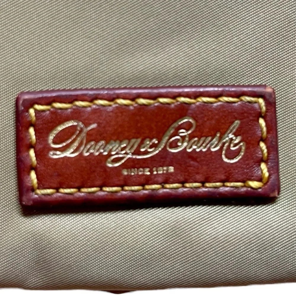DOONEY & BOURKE, CROSSBODY BAG. NYLON EXTERIOR WITH BROWN LEATHER TRIM.
